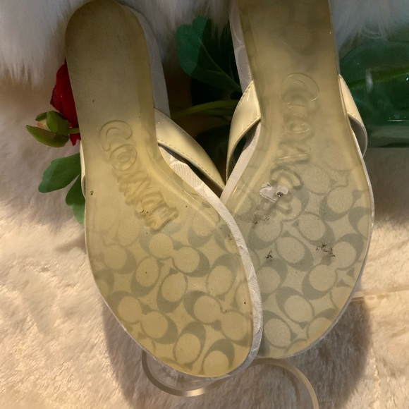 NWOT COACH - White monogram flip flops with a lovely flower on top. Sz 6 - Picture 4 of 7
